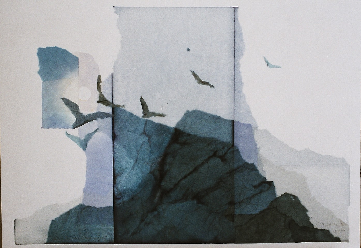 Eva Boström: Aufbruch der Wintervögel. Collage aus blau gefärbten Papieren: dunkle Felsen, darüber ziehende Vögel vor hellem Himmel.